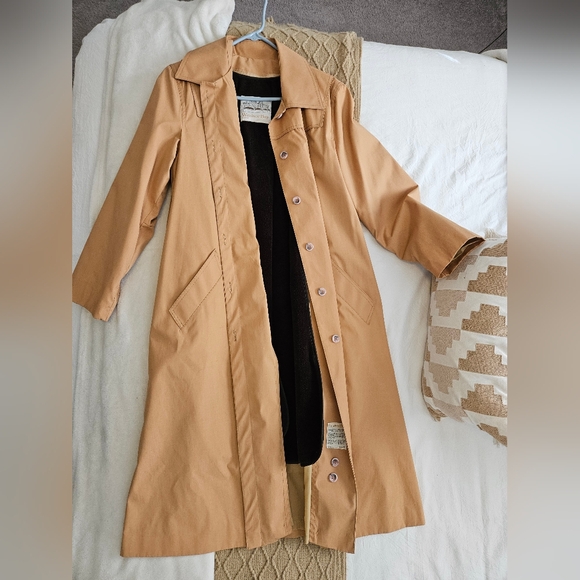 Vintage (potentially 70s) Windsor Bay over coat with zip out liner and bonnet - Picture 2 of 11